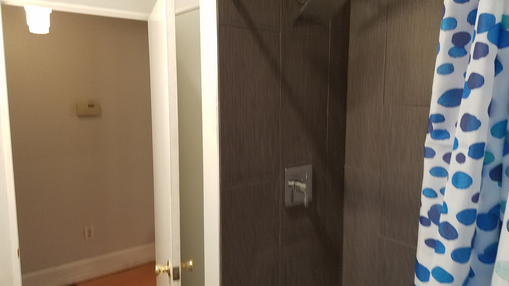 Tiled waterfall shower - 522 N 15th St
