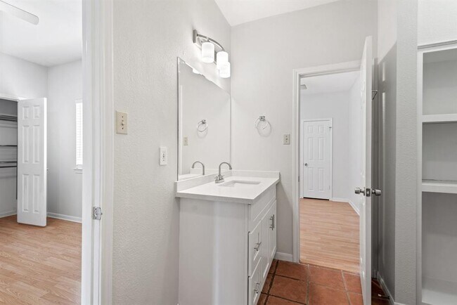 Building Photo - 307 Cuernavaca Dr N