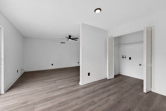 Building Photo - 302 Independence Dr