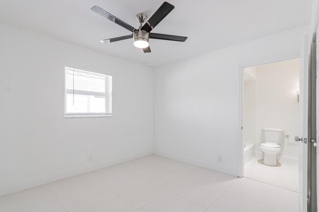 Building Photo - 2810 NE 60th St