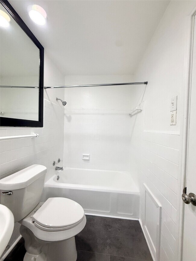 Building Photo - 20 Pinedale St