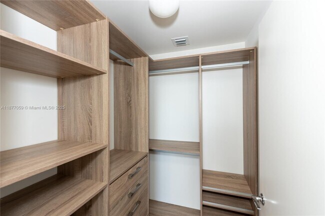 Building Photo - 999 SW 1st Ave