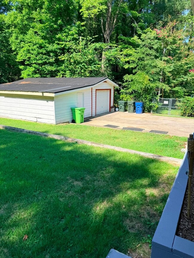 Building Photo - 3316 Dogwood Dr