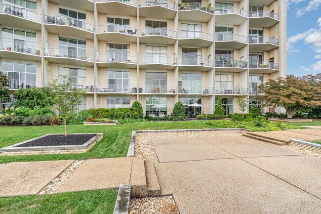 Building Photo - 1200 N Nash St