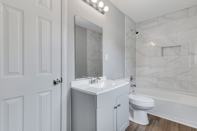 Building Photo - Newly Renovated 2BR/2BA Apartment near Dow...