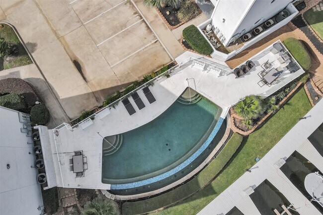 Building Photo - 168 Lake Point Blvd