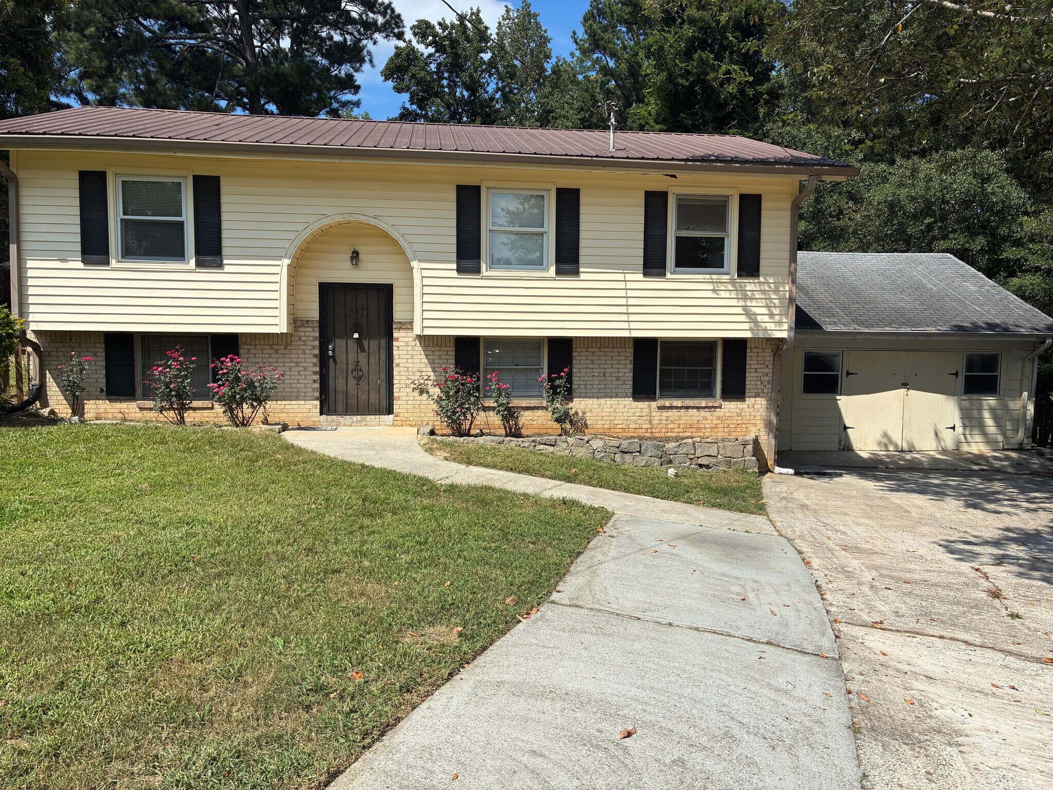 Building Photo - Room in House on Reba Rd