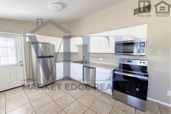 Building Photo - 3Bed/2Bath Home at Broadway/16th St! Ready for Immediate Move-In!--NO HOA!