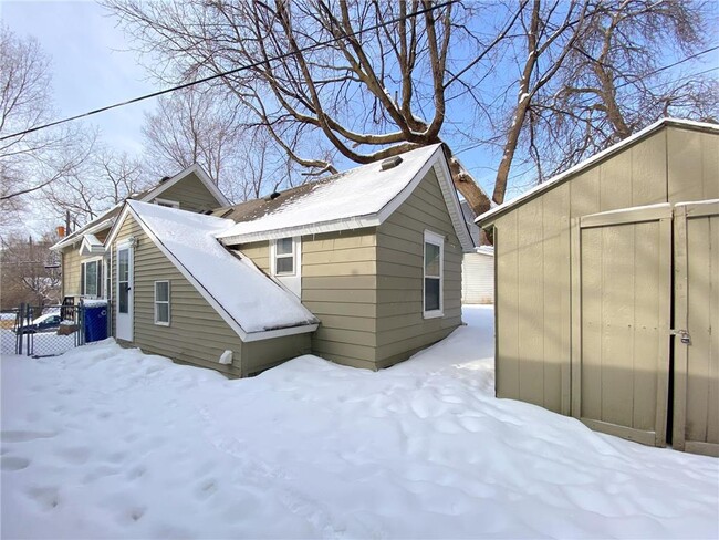 Building Photo - 916 Farrington St