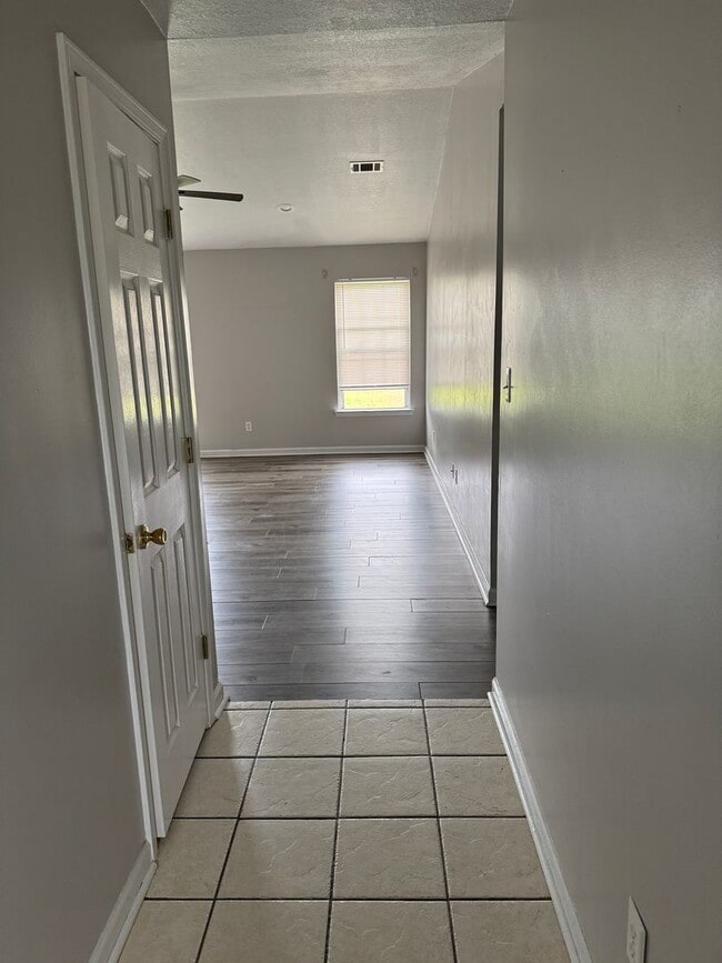 Building Photo - 3/2 In Bay Available now