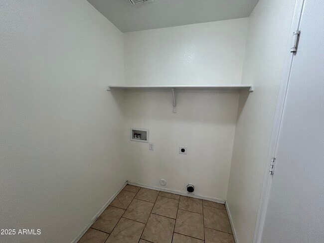 Building Photo - 11613 W Bloomfield Rd
