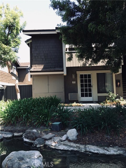 Building Photo - 215 Springview