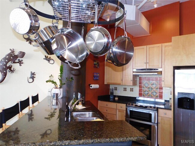 Building Photo - 701 N 15th St