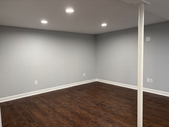 Building Photo - 4 bedroom, 2 bathroom House in Greensboro!