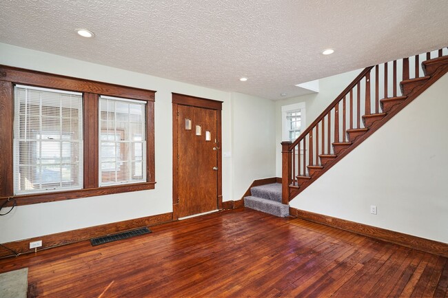 Building Photo - Renovated 3 bedroom 2 Bath home in Goodyea...