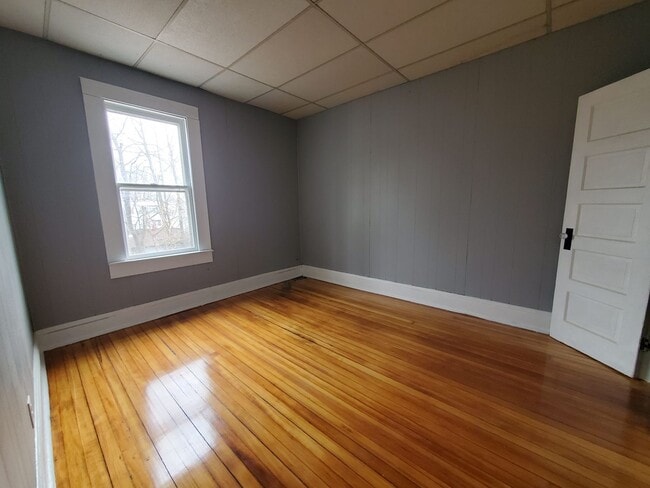 Building Photo - Single Family Home w/ HUGE Yard