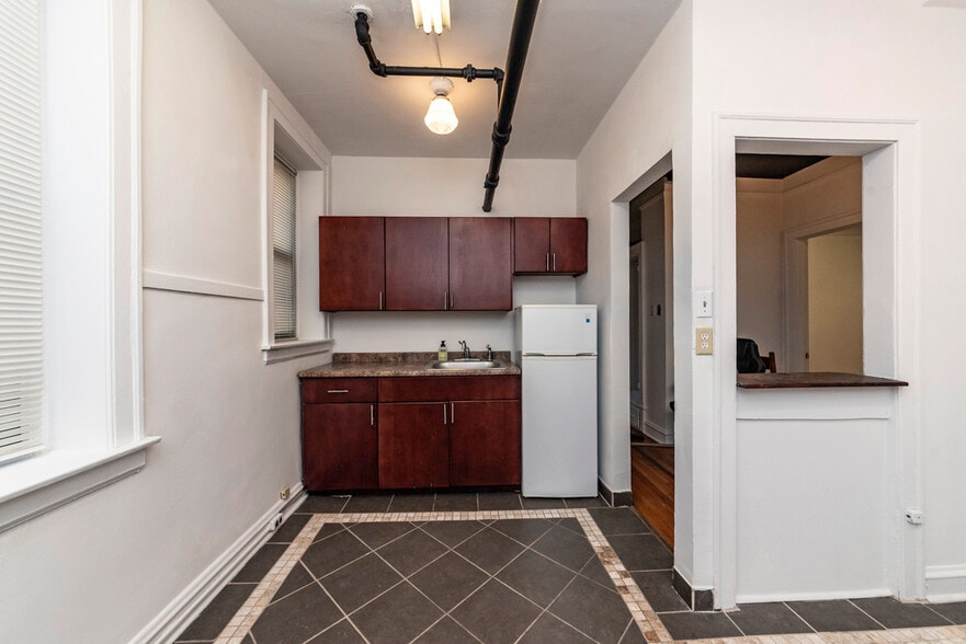 Building Photo - 5704 S Harper Ave