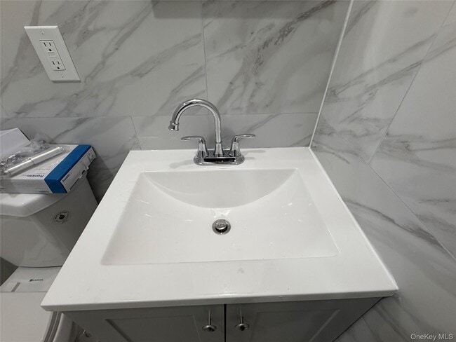 Building Photo - 733 Warwick St