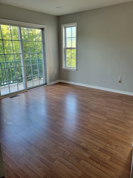 Building Photo - 103 Rip Van Dam Ct