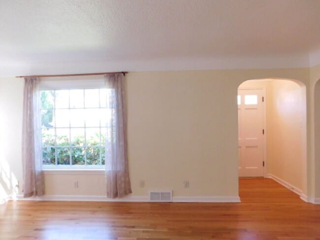 Building Photo - 3Bd/1Ba Two Story House w/ Basement - Avai...