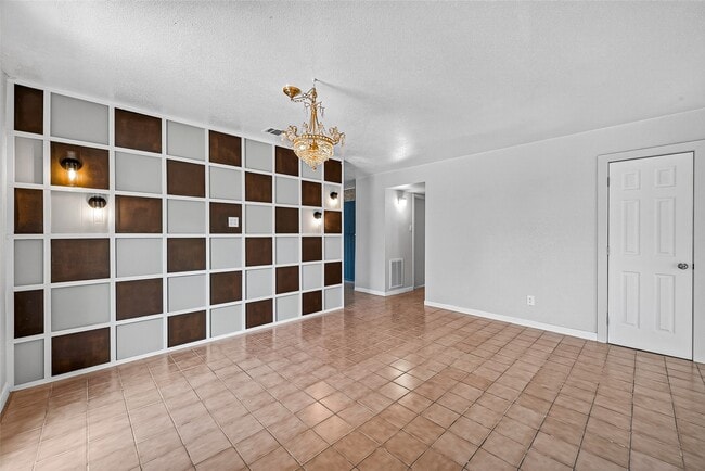 Building Photo - 1119 Pinecroft Dr