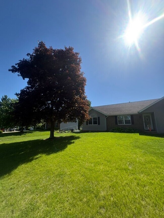 Building Photo - Single Family Home in Germantown Hills with Pool 3 BR / 4BA