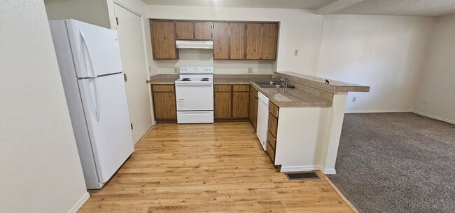 Building Photo - Three Bedroom Townhouse with Central Air, ...