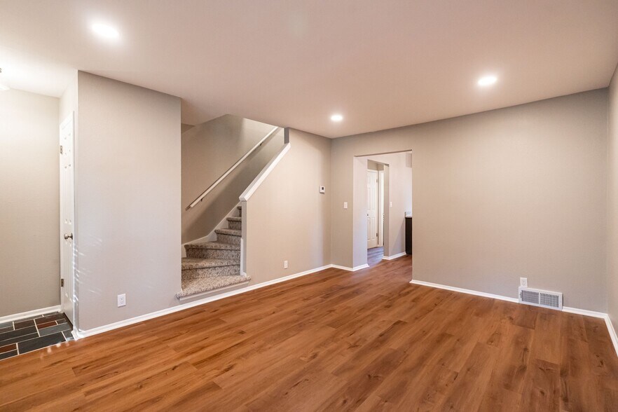 Building Photo - 4956 W Midland Dr
