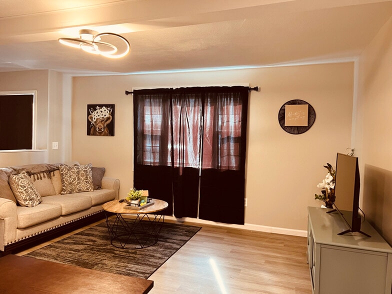 Building Photo - 303 Hill St