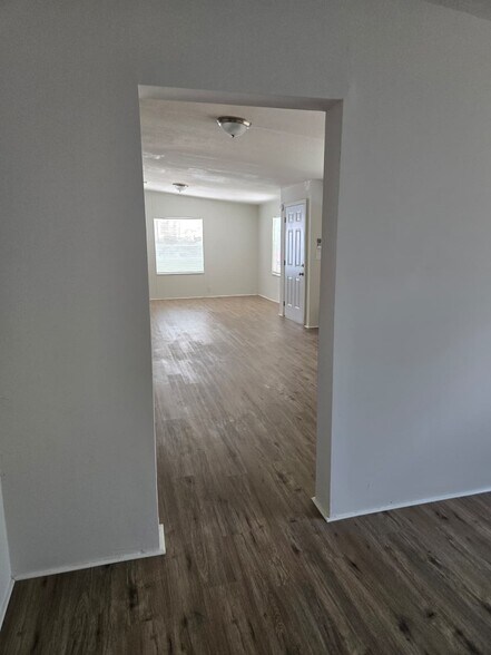 Building Photo - 589 Anna Ave