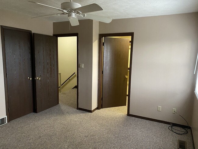 Master br with walk in closet - 5 Oak Drive Cir