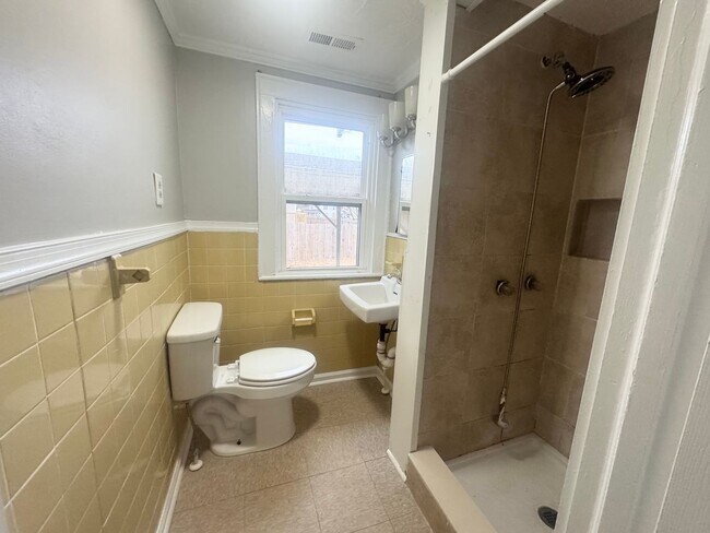 Building Photo - 307 W Cypress St