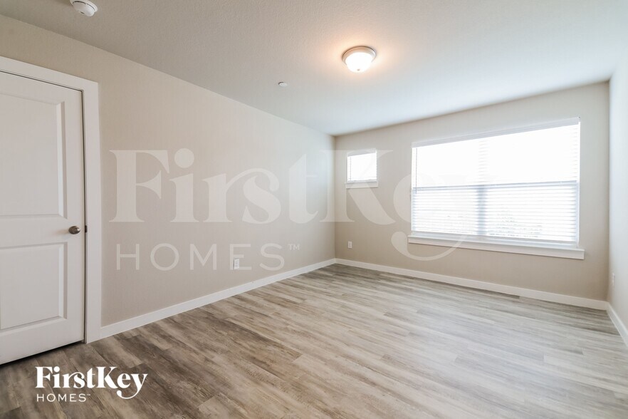 Building Photo - 324 Nima Ln