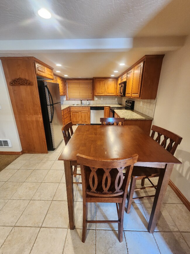 Building Photo - Bayview Lakeside Charmer