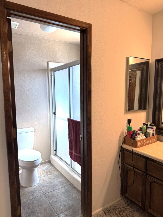 Building Photo - 3 BEDROOM HOME IN TIERRA MESA!