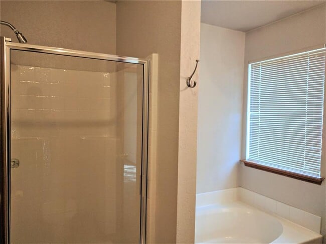 Building Photo - 2821 E Lake Dr