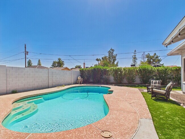 Building Photo - Tempe Gem - Fully furnished with a pool