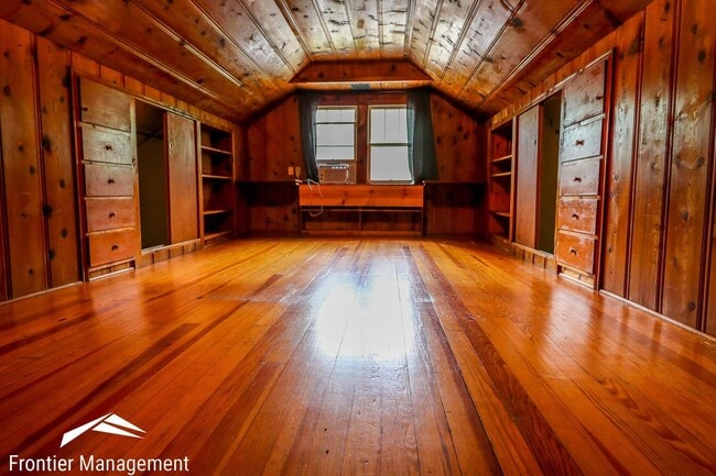 Building Photo - Beautiful Bungalow Located in Central Manh...
