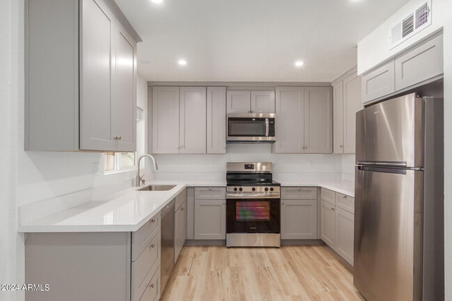 Building Photo - 10935 W Santa Fe Dr