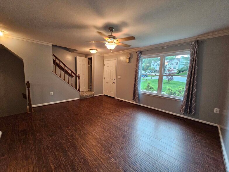 Family room - 323 Felsted Ct