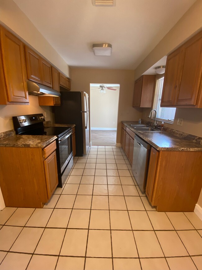 Kitchen - 305 Lantana Ave