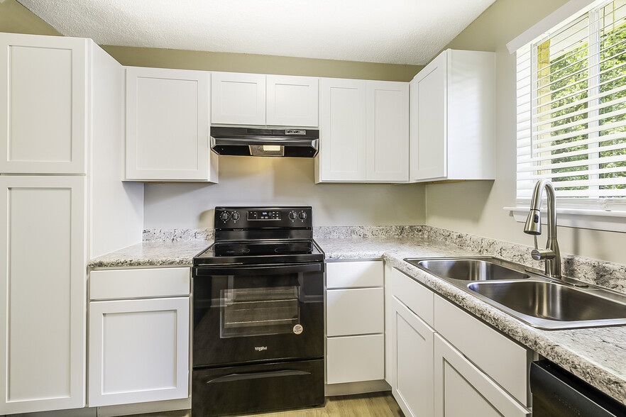 Newly Renovated Townhome at Pine Ridge Apartments in Cary, NC - Pine Ridge Townhomes