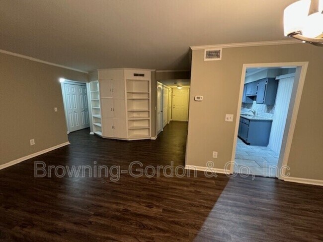 Building Photo - 215 Hillsboro Pl