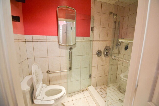 Building Photo - 6 Bed, 3.5 Bath Home for Rent – Retro Char...