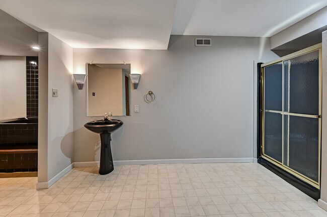 Building Photo - 5631 S Elm St