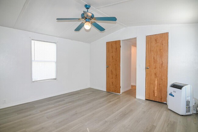 Building Photo - 413 1st St