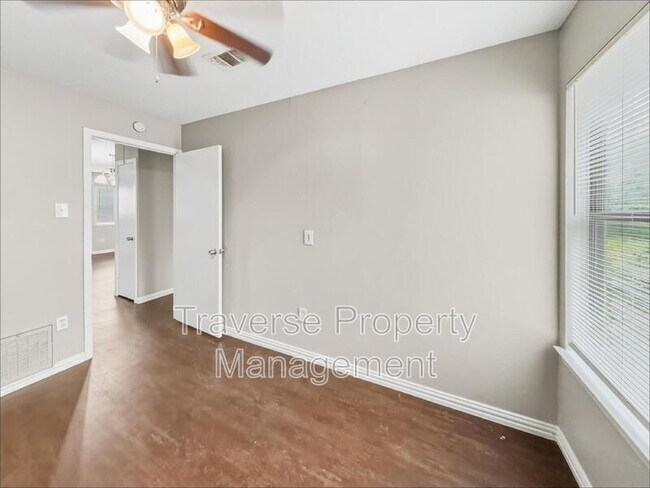 Building Photo - 1215 Lowe St