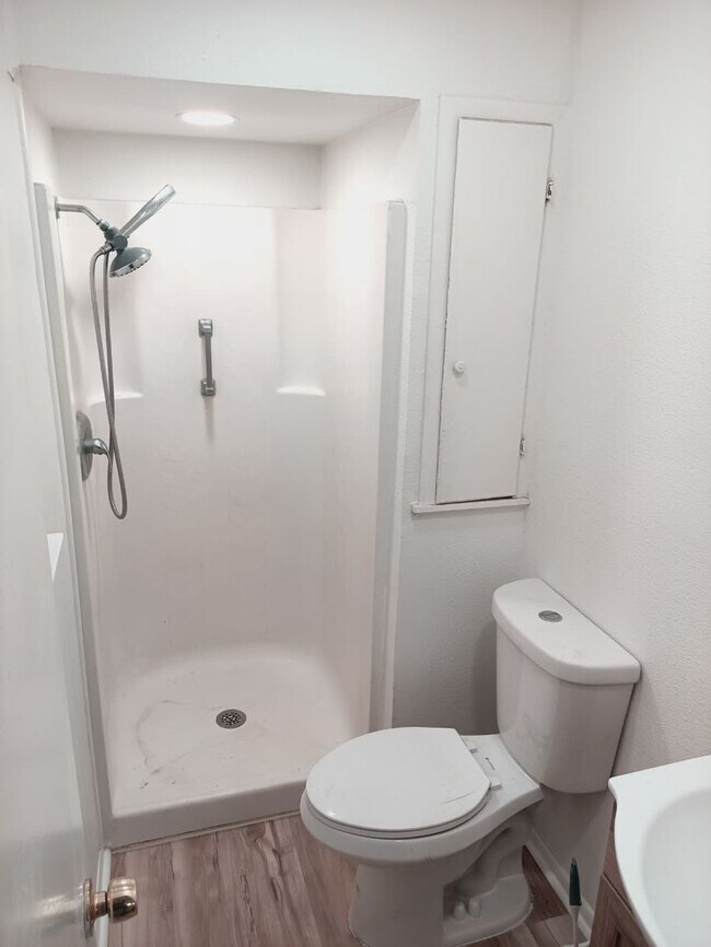 Building Photo - Well-Maintained Home with Modern Features in Prime Live Oak Location