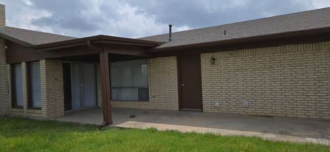 Building Photo - 2909 Cypress Dr