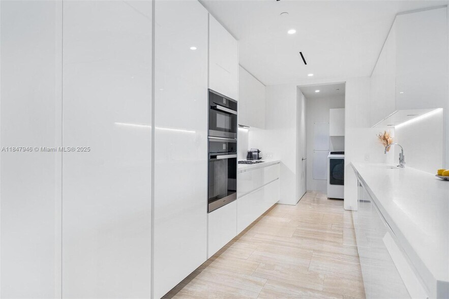 Building Photo - 9001 Collins Ave